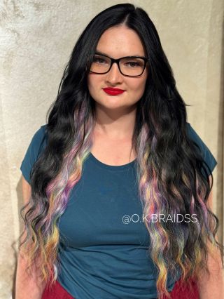 Farebné predlžovanie ? 🌈 Prečo nie 🥰💜 Posuň a uvidíš aj video 😍➡️ #braids #braidinspo #braiding #afro #afrohairstyle...